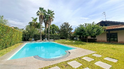 Foto Villa unifamiliare a Viagrande di 305 m² con 10 locali in vendita