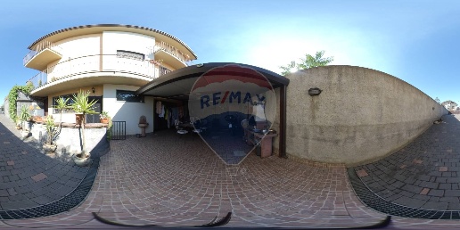 Foto Villa singola in Via Marsala, Mascalucia Centro di 191 m² con 9 locali