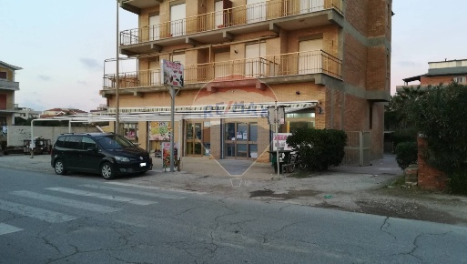 Foto Negozio in Lungomare degli Ardeatini, Ardea Marina di Ardea di 110 m²