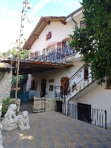 Foto Casa indipendente a Sanremo Borgo di 200 m² con 7 locali in vendita