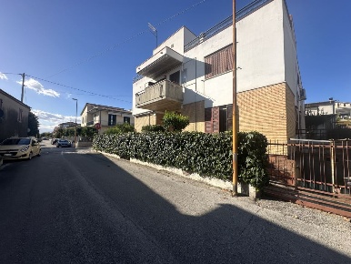Foto Appartamento in Via Enrico Fermi, Giulianova Centro di 135 m²