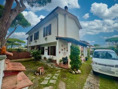 Foto Appartamento a Forte dei Marmi di 90 m² con 5 locali in affitto