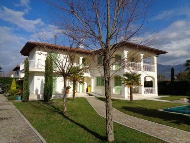Foto Villa unifamiliare a Forte dei Marmi di 300 m² con 12 locali