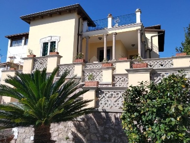 Foto Villa unifamiliare in VIA CATENA, Gaeta di 300 m² con 11 locali