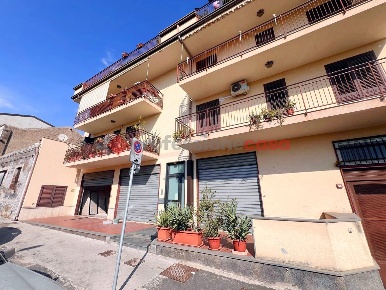 Foto Negozio in Via Gian Battista Nicolosi 401, Paternò di 460 m²