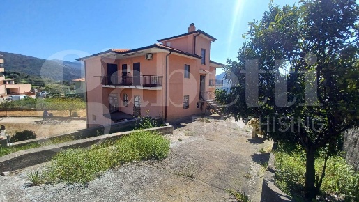 Foto Appartamento in Via Leonardo da Vinci 8, Norma di 350 m² con 11 locali