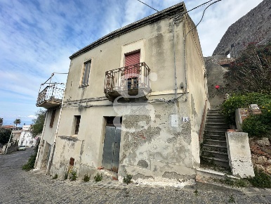 Foto Casa indipendente in Via Maloto 35, Valdina di 272 m² con 3 locali