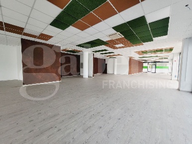 Foto Negozio a Padova Stanga - Pio X di 635 m² con 5 locali in affitto