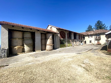 Foto Rustico in Via Ballerina 14, Montelupo Albese di 315 m² con 10 locali