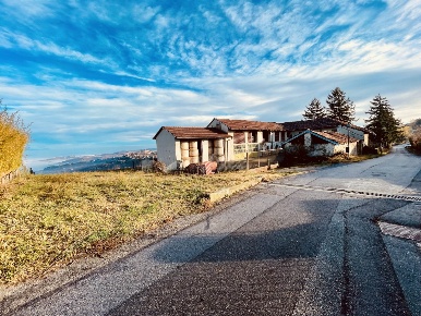 Foto Rustico in Via Ballerina 14, Montelupo Albese di 315 m² con 10 locali