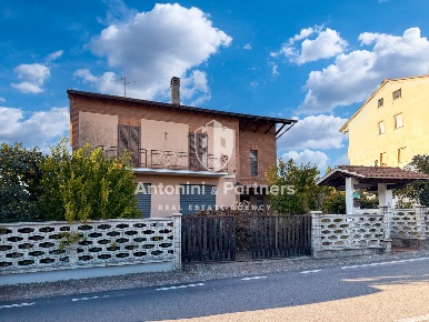 Foto Casa indipendente in Vocabolo Fornace 186, Todi di 260 m² con 6 locali