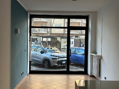 Foto Locale commerciale in Viale Giovanni XXIII 5, Beinasco Borgaretto