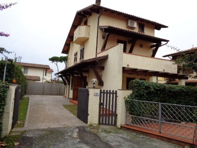 Foto Villa unifamiliare a Forte dei Marmi di 160 m² con 7 locali in affitto