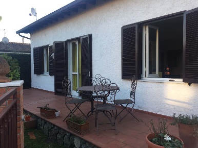 Foto Villa unifamiliare a Forte dei Marmi di 100 m² con 5 locali in affitto