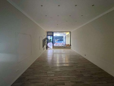 Foto Negozio in Piazza Matteotti 21, Desenzano del Garda Centro Storico