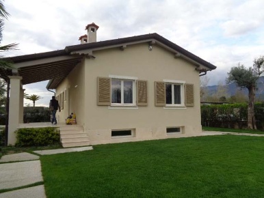 Foto Villa unifamiliare a Forte dei Marmi di 160 m² con 7 locali in affitto