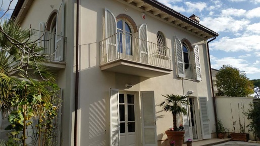 Foto Villa unifamiliare a Forte dei Marmi di 180 m² con 7 locali in affitto