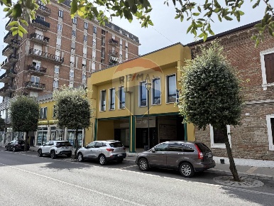 Foto Appartamento in Via Giuseppe Garibaldi, Bovolone Centro di 887 m²
