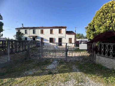Foto Casa indipendente a Tribano Centro di 162 m² con 8 locali in vendita