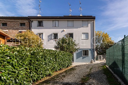 Foto Case semi ndipendenti a Medolla Centro di 220 m² con 6 locali