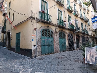 Foto Locale commerciale a Salerno Centro Storico - Teatro Verdi di 40 m²
