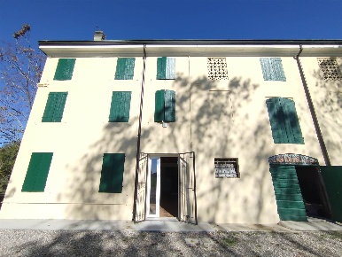 Foto Casa indipendente a Mirandola di 277 m² con 8 locali in vendita
