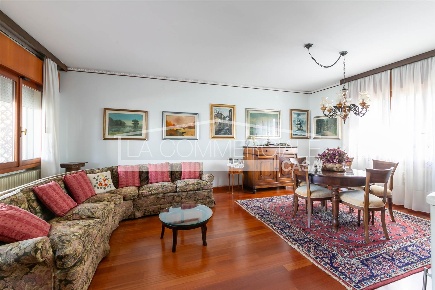 Foto Villa unifamiliare a Mogliano Veneto Centro di 188 m² con 8 locali