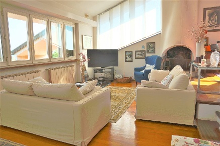 Foto Villa unifamiliare a Massarosa Massarosa Paese di 400 m² con 15 locali