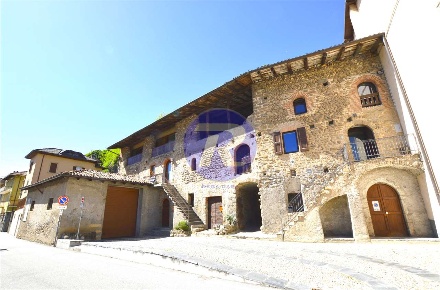 Foto Villa unifamiliare in Via Mazzini 29, Zogno Centro di 400 m²