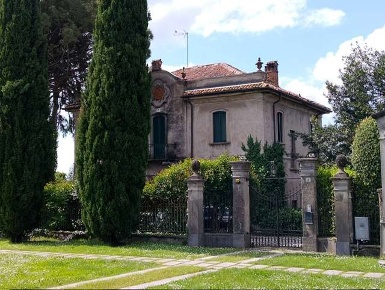 Foto Villa unifamiliare a Costa Masnaga di 590 m² con 10 locali in vendita