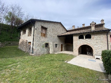 Foto Rustico in Guardasone, Traversetolo di 375 m² con 10 locali in vendita