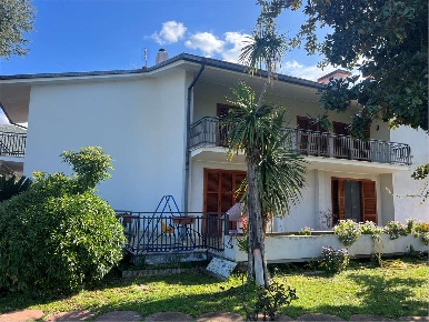 Foto Appartamento in VIA CARLO LEVI 2, Fondi Centro di 621 m² con 13 locali