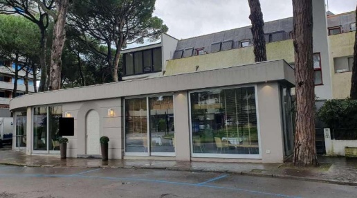 Foto Negozio in Rotonda Don Minzoni, Cervia Milano Marittima di 462 m²