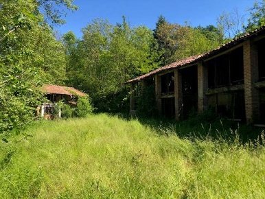 Foto Rustico a Fino Mornasco di 2000 m² con 20 locali in vendita