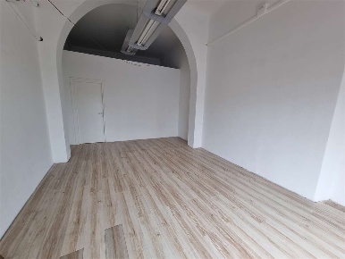 Foto Negozio a Sarzana di 60 m² con 2 locali in affitto