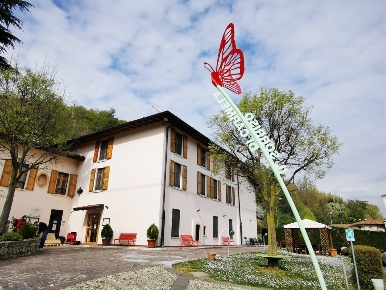 Foto Villa unifamiliare a Soiano del Lago con 8 locali in affitto
