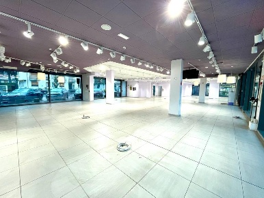 Foto Negozio in Via Roma, Olgiate Comasco Centro di 450 m² con 1 locali