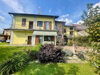 Foto Casa indipendente in Via Mazzini, Lozza di 280 m² con 8 locali