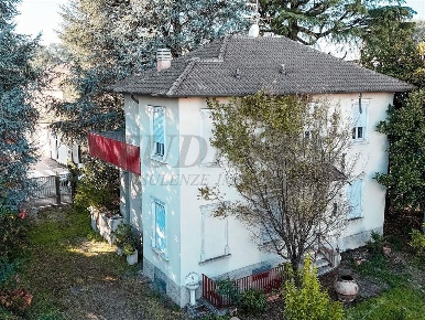 Foto Villa bifamiliare in Via Dante, Cesano Maderno di 220 m² con 6 locali