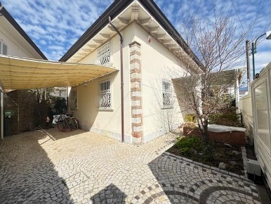 Foto Villa unifamiliare a Forte dei Marmi Centro di 190 m² con 8 locali