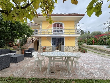 Foto Villa singola in Via Fontanelle, Alife di 180 m² con 5 locali