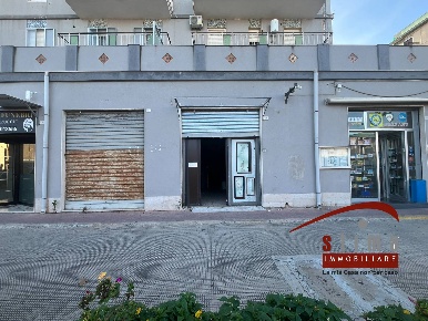 Foto Locale commerciale in viale dei comuni, Siracusa di 100 m² in vendita