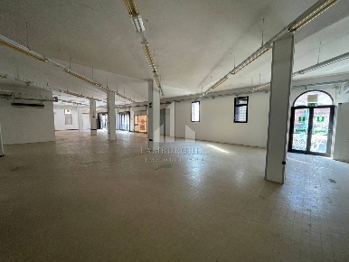 Foto Locale commerciale in Via Cisterna Del Follo, Ferrara Centro Storico