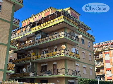 Foto Appartamento in Viale Del Sommergibile, Roma di 99 m² con 3 locali