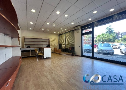 Foto Attività commerciale in Via Jacopo Sannazzaro, Roma di 85 m²