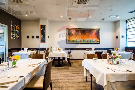 Foto Locale commerciale a Dormelletto di 220 m² con 4 locali in vendita