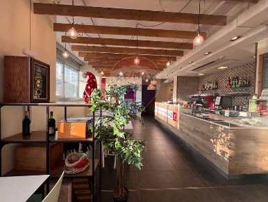 Foto Attività commerciale in Via Ettore Romagnoli, Milano di 700 m²