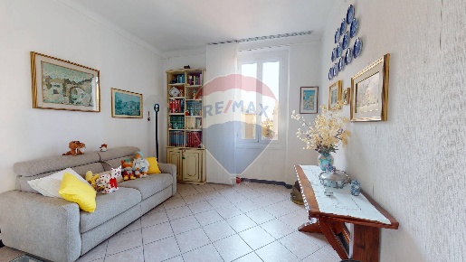 Foto Appartamento in Via Ponza, Genova Lagaccio di 92 m² con 5 locali
