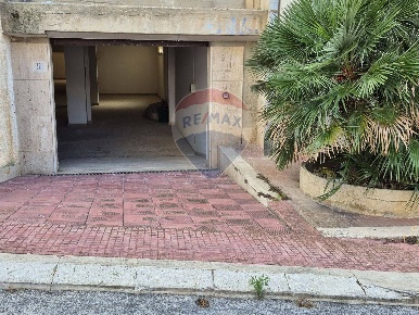 Foto Attività commerciale in via Monza, Erice Casa Santa di 380 m²