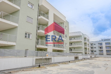 Foto Appartamento in Via di Pratica Di Mare, Pomezia di 52 m² con 2 locali